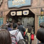 香港ディズニーランド「フローズン・エバー・アフター」の入口。待ち時間20分と表示され、列に並ぶ人が写っている