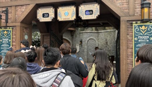 香港ディズニーランド「フローズン・エバー・アフター」の入口。待ち時間20分と表示され、列に並ぶ人が写っている