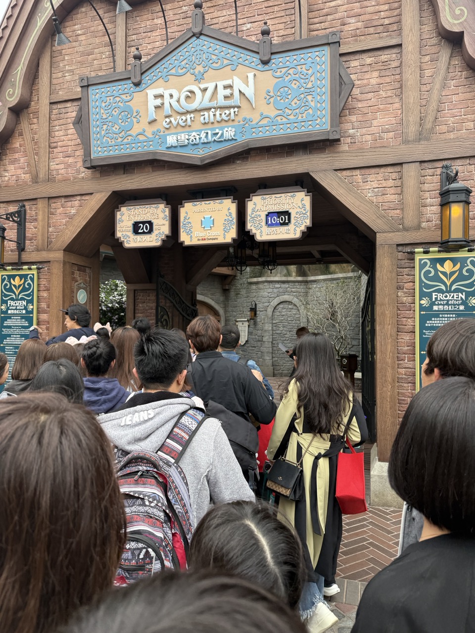 香港ディズニーランド「フローズン・エバー・アフター」の入口。待ち時間20分と表示され、列に並ぶ人が写っている