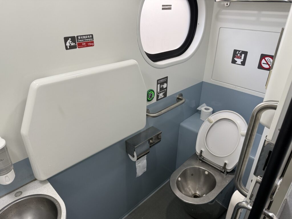 台湾ローカル線のトイレもきれい