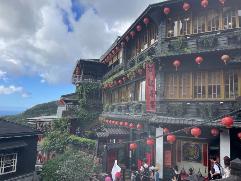 台湾・九份の石段に建つ木造の茶楼と連なる赤い提灯。小学生と行く台北旅行の定番スポット