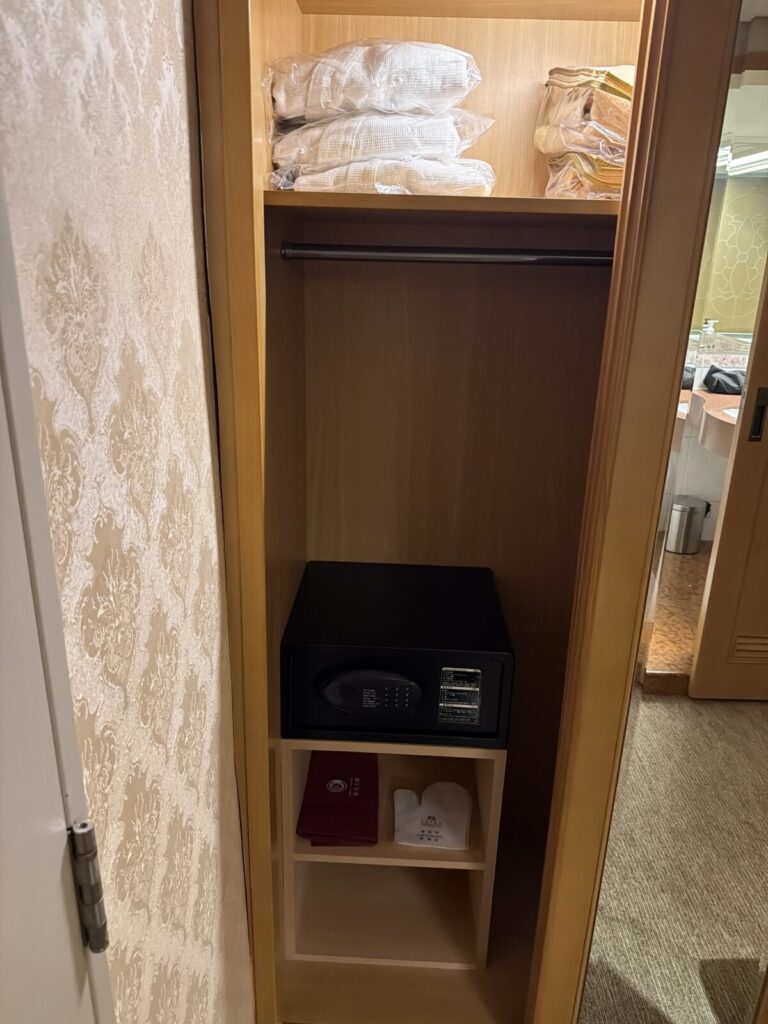 クローゼット下部のセーフティボックスと、クリーニング用の袋
