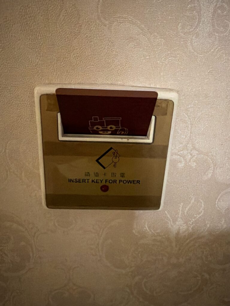 客室の電源はカードキーを差し込む方式。INSERT KEY FOR POWERの表示