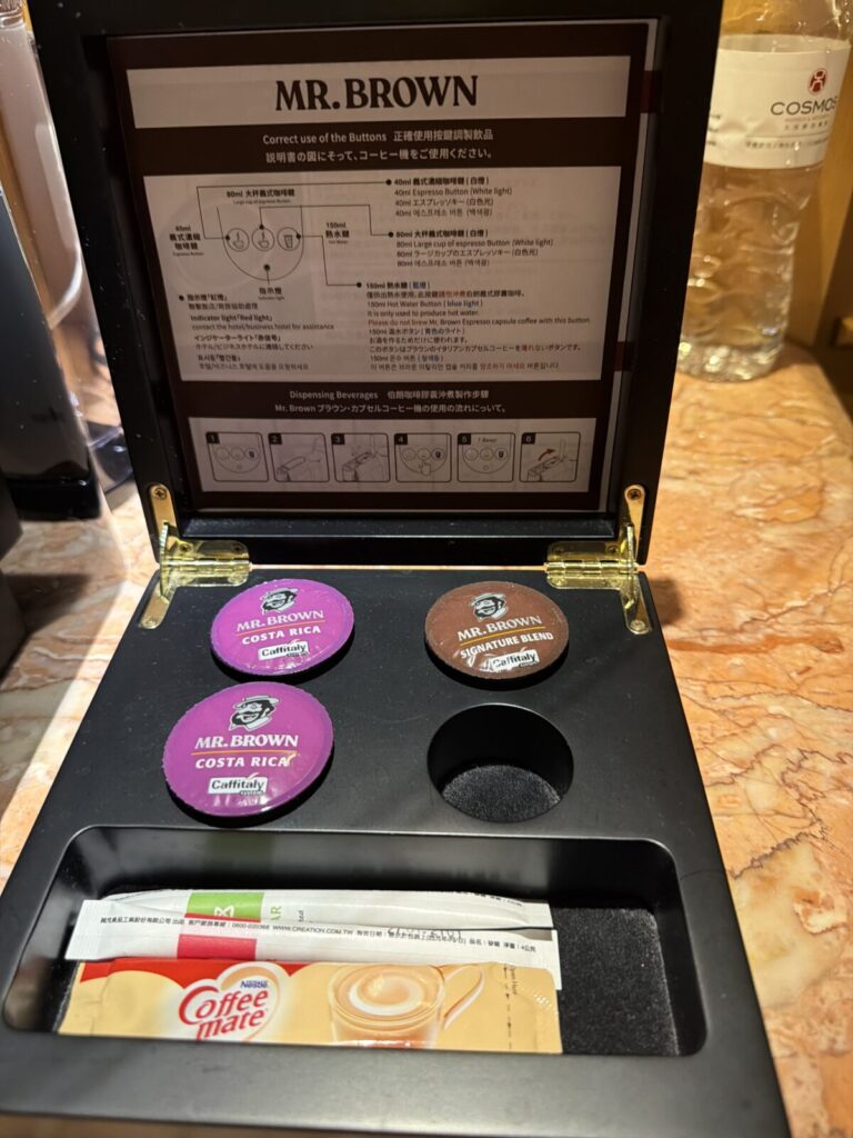 客室に備え付けのMR.BROWNカプセルコーヒーマシンとカプセル3種、コーヒーミルク