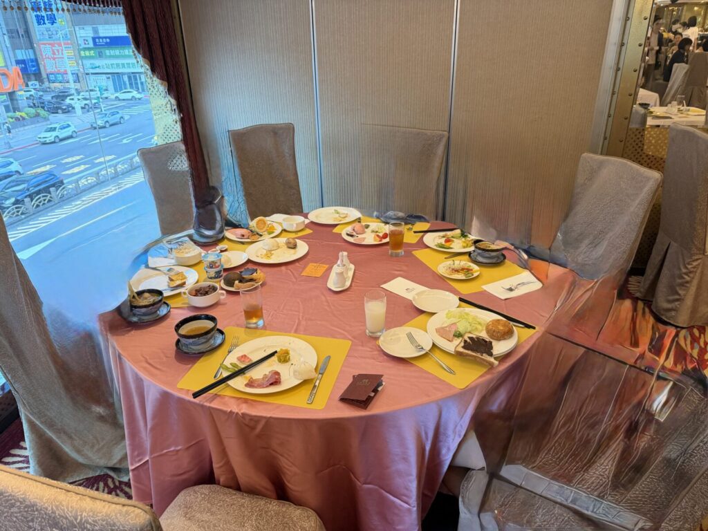 窓際に用意された6人用の丸テーブル。コスモスホテル台北の朝食会場