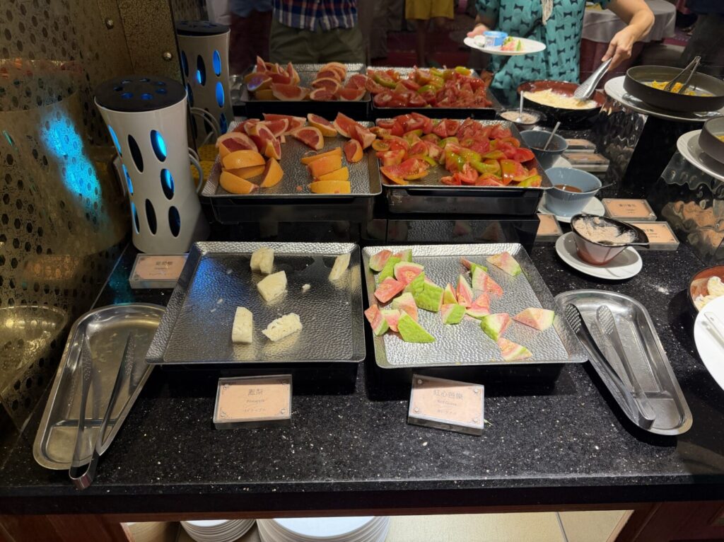 紅心芭樂（レッドグアバ）とパイナップル。コスモスホテル台北の朝食フルーツコーナー