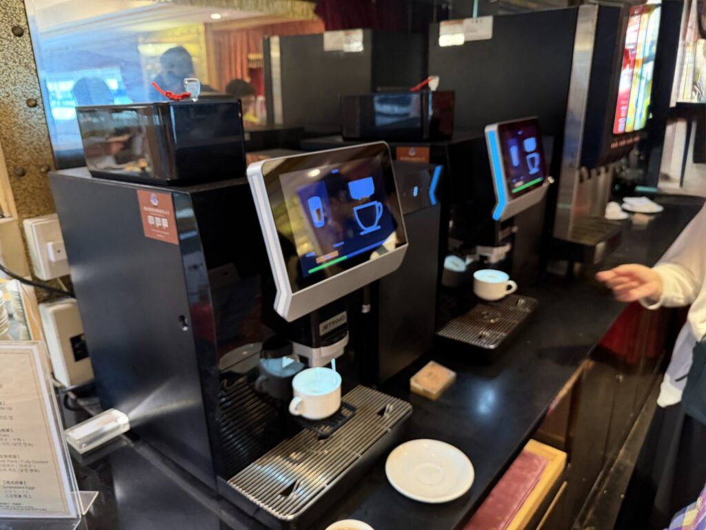 全自動コーヒーマシン。カプチーノが飲める。コスモスホテル台北の朝食