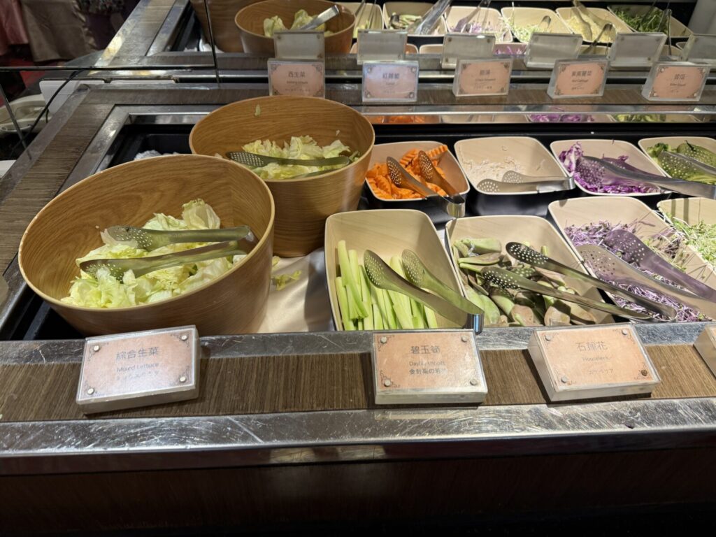 石蓮花（エケベリア）と碧玉筍（金針菜の若茎）。コスモスホテル台北の朝食サラダコーナー