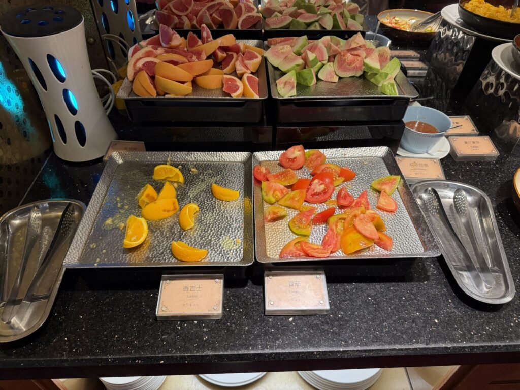 香吉士（サンキスト）とトマト。コスモスホテル台北の朝食フルーツ