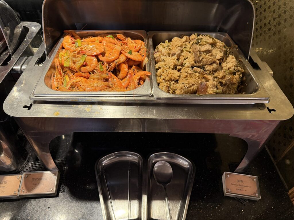 港式蒜蓉蝦（エビのアヒージョ）と油飯（台湾風おこわ）。コスモスホテル台北の朝食