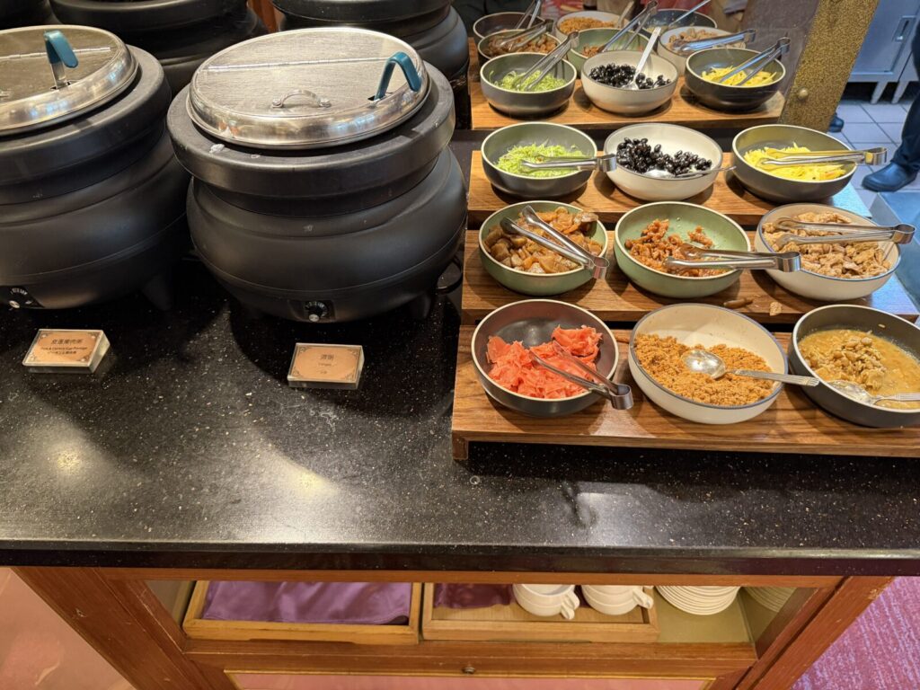 清粥と皮蛋瘦肉粥、トッピングの小皿10種。コスモスホテル台北の朝食