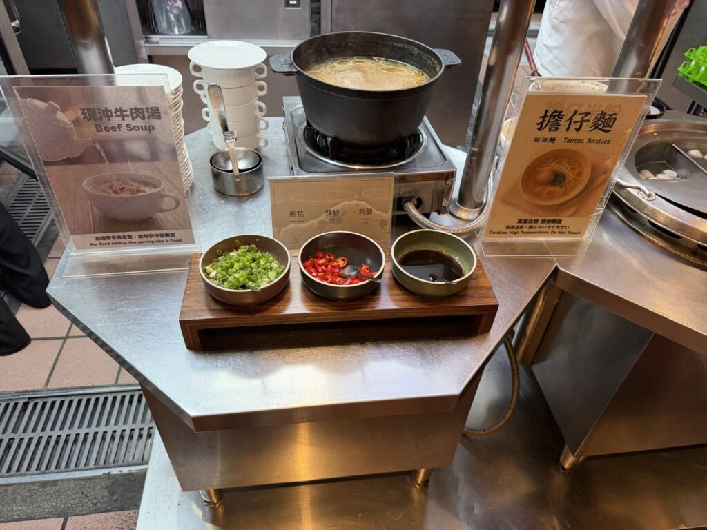 擔仔麵（タンツーメン）と現沖牛肉湯（牛肉スープ）のコーナー。コスモスホテル台北の朝食