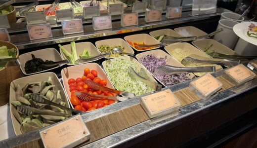 コスモスホテル台北の朝食サラダバー。20種類前後の野菜が並ぶ