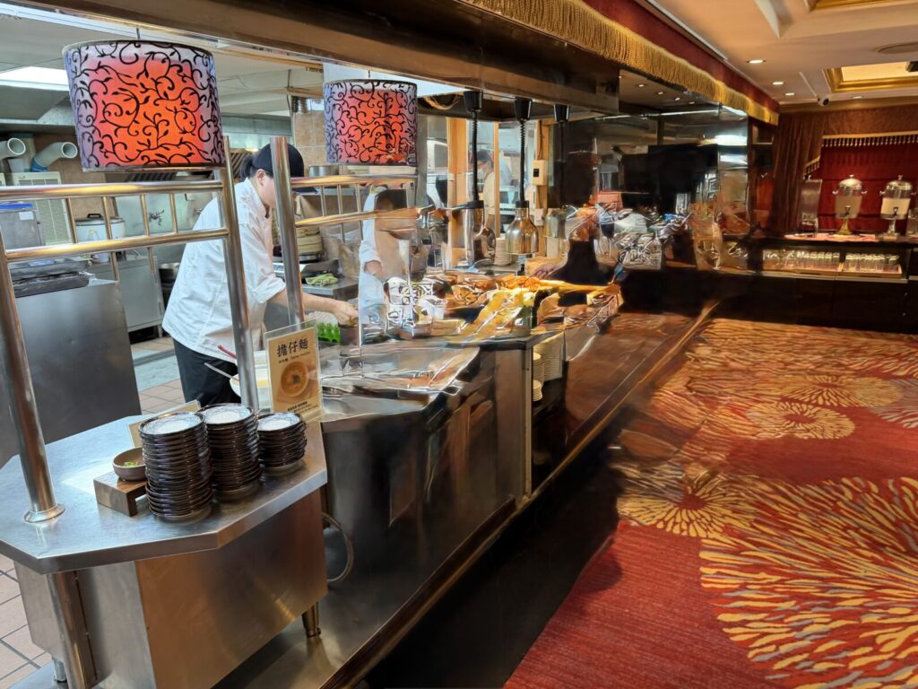 コスモスホテル台北の朝食会場。ライブキッチンと広い客席