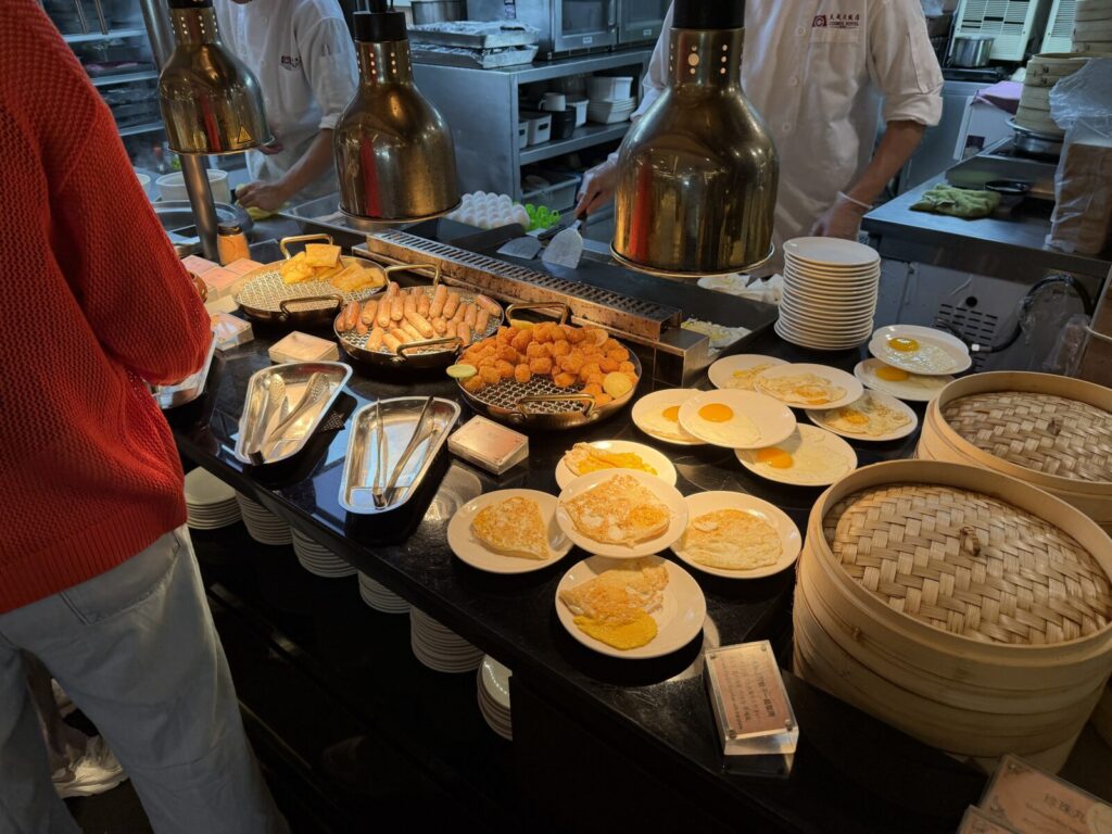 目玉焼きやオムレツをその場で焼く卵のライブキッチン。コスモスホテル台北の朝食