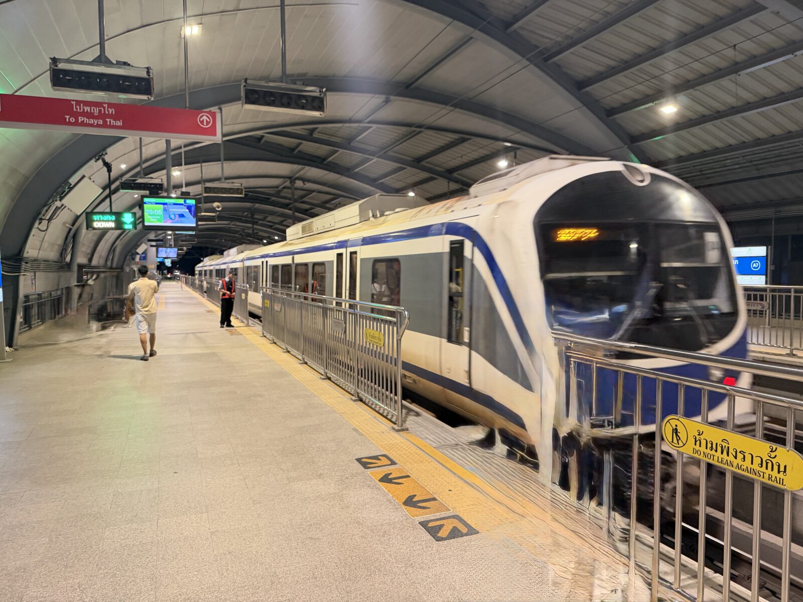 エアポートレールリンクのホームに停車している電車。青と白の車両が写っている