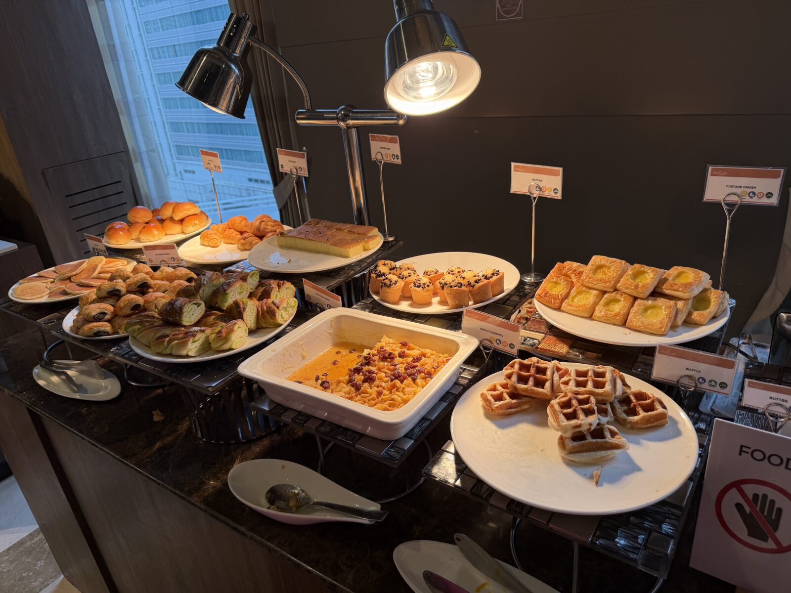 バークレーホテルの朝食のパンコーナー。ワッフル、デニッシュ、クロワッサン、カスタードタルトなどが並ぶ