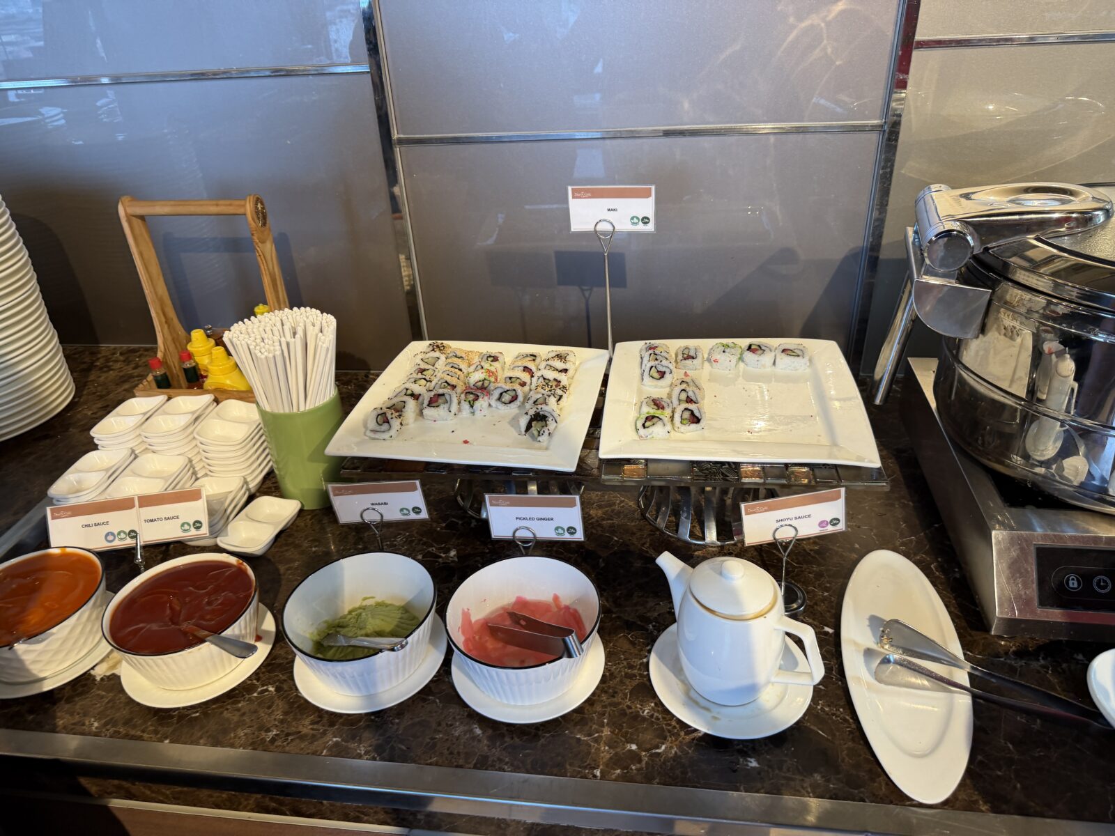 バークレーホテルの朝食にある巻き寿司。ガリと醤油が添えられ、奥にソース類が並んでいる