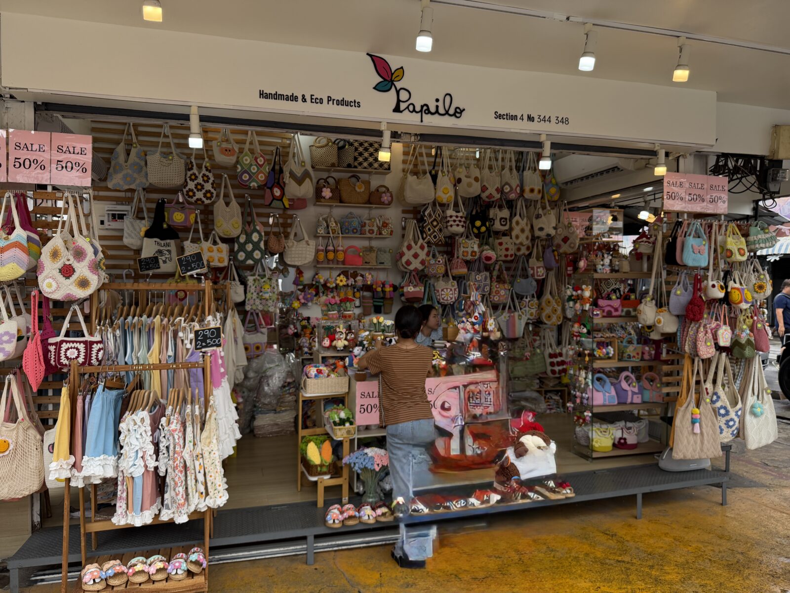 チャトゥチャック市場の雑貨店。棚と壁一面にアクセサリーや小物が飾られている