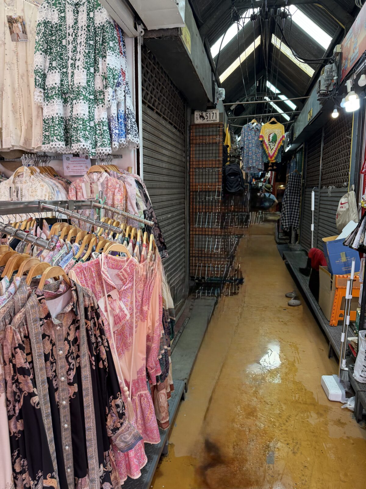 チャトゥチャック市場の通路。両側に洋服がぎっしり掛かった店が続いている