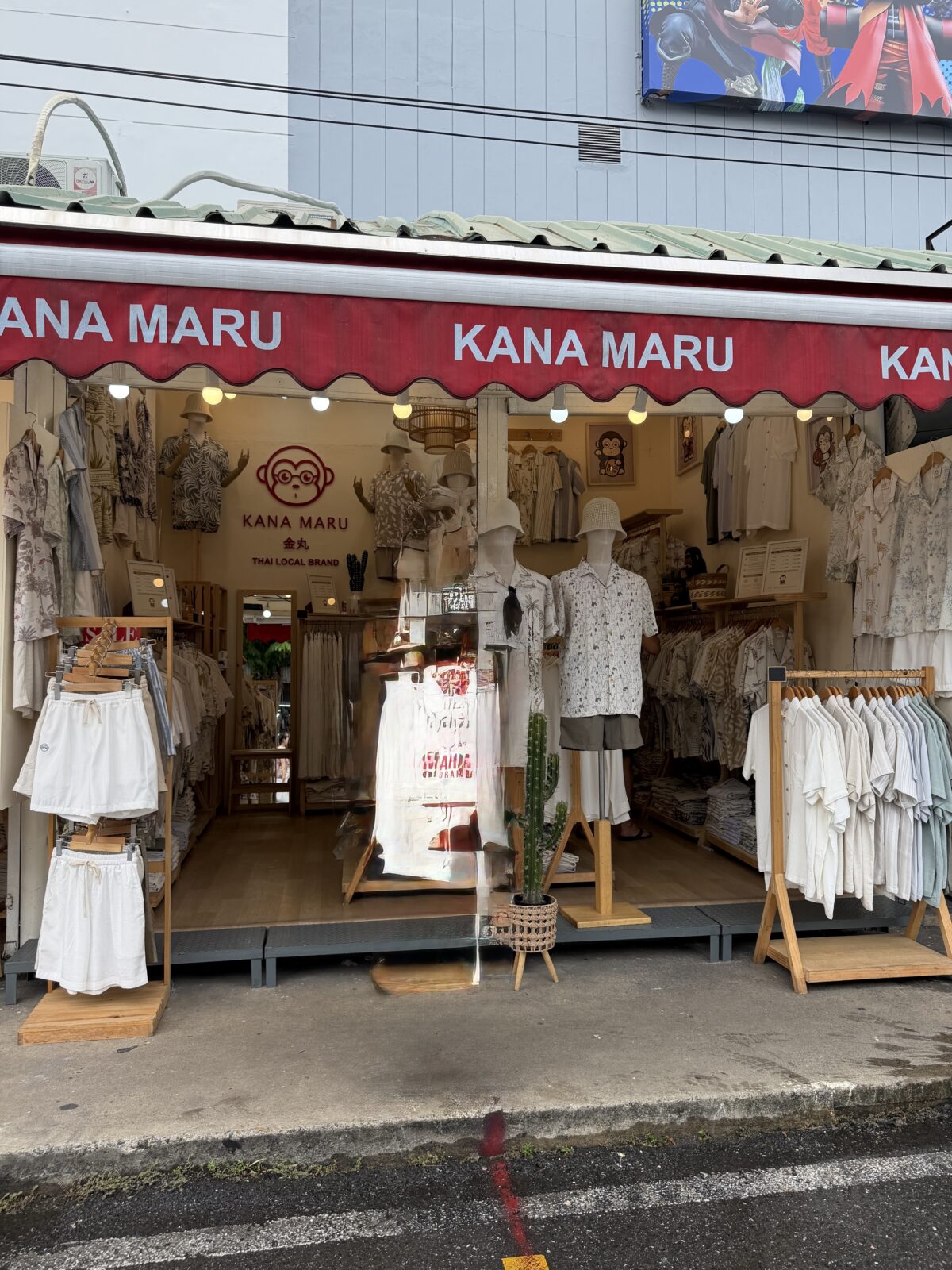 チャトゥチャック市場の洋服店。白いワンピースやブラウスがハンガーに掛かって並ぶ