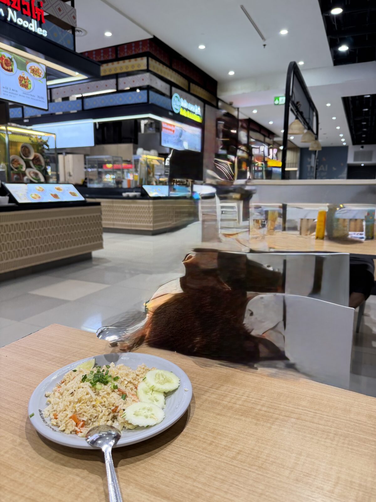 Big Cのフードコートで食べたエビチャーハン。白い皿に盛られ、きゅうりとライムが添えられている