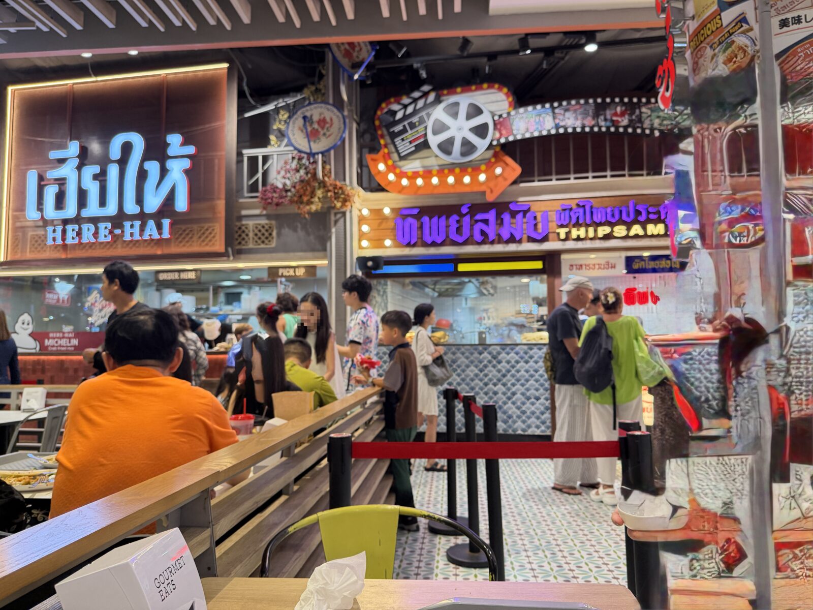 サイアムパラゴンのフードコートにあるHere Haiの店構え。赤い看板と行列が見える