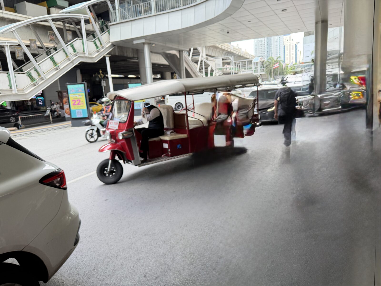 Terminal21の前に到着したモーベンピックの無料トゥクトゥク。奥に高架の歩道橋とショッピングモールが見える