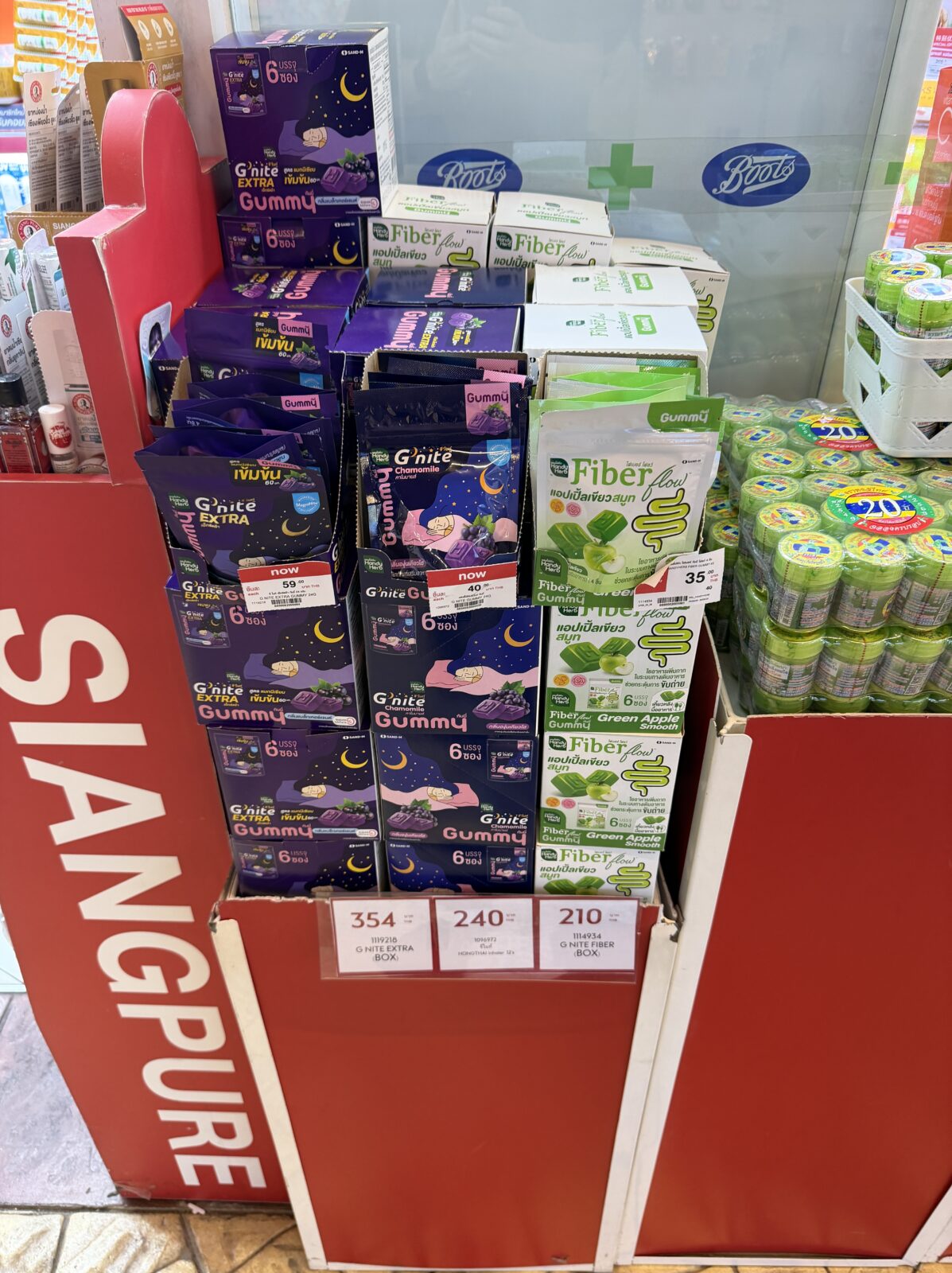 タイの薬局の棚。ヤードムなどのハーブ製品が箱に入って並んでいる