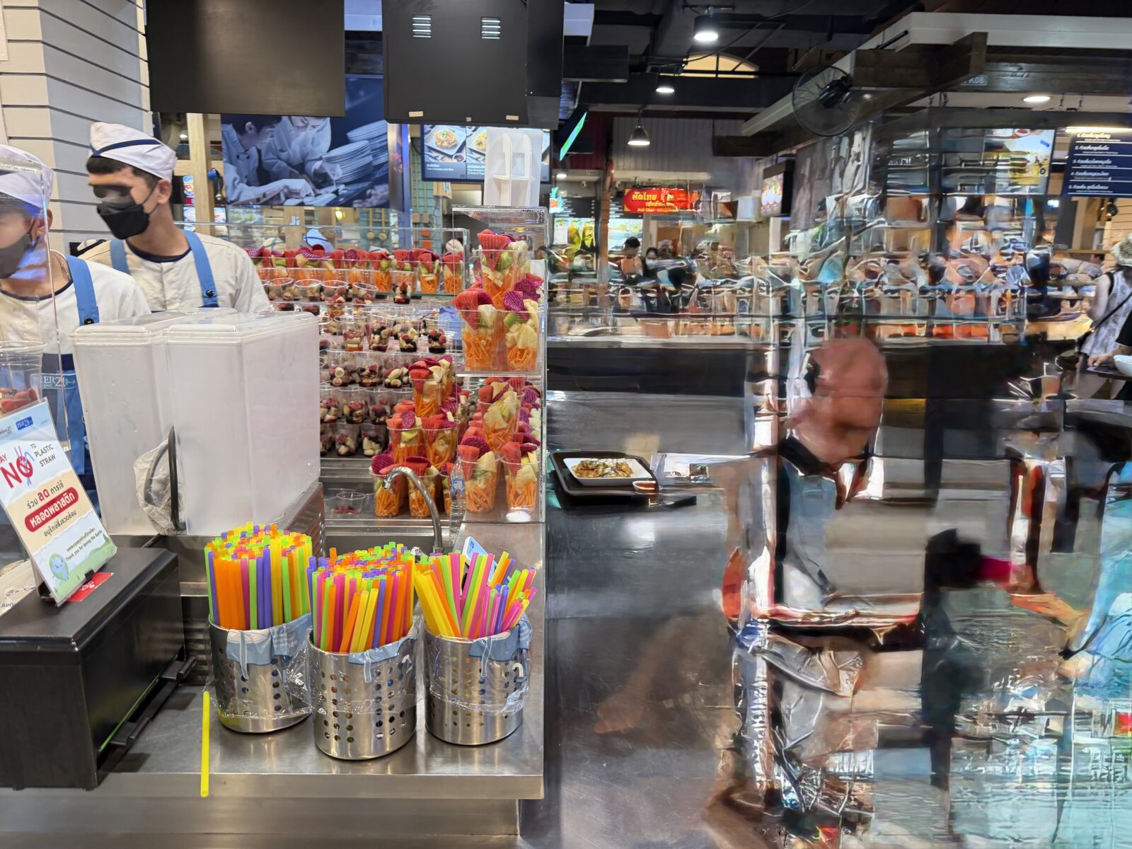 Pier21のスムージー店。カットフルーツを詰めたカップが並び、手前に色とりどりのストローが立てられている