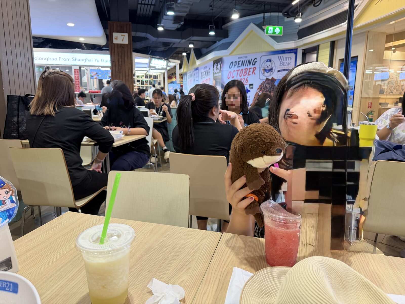 Pier21のフードコートで買ったスムージー。透明カップに入った色の違う2杯がテーブルに置かれている