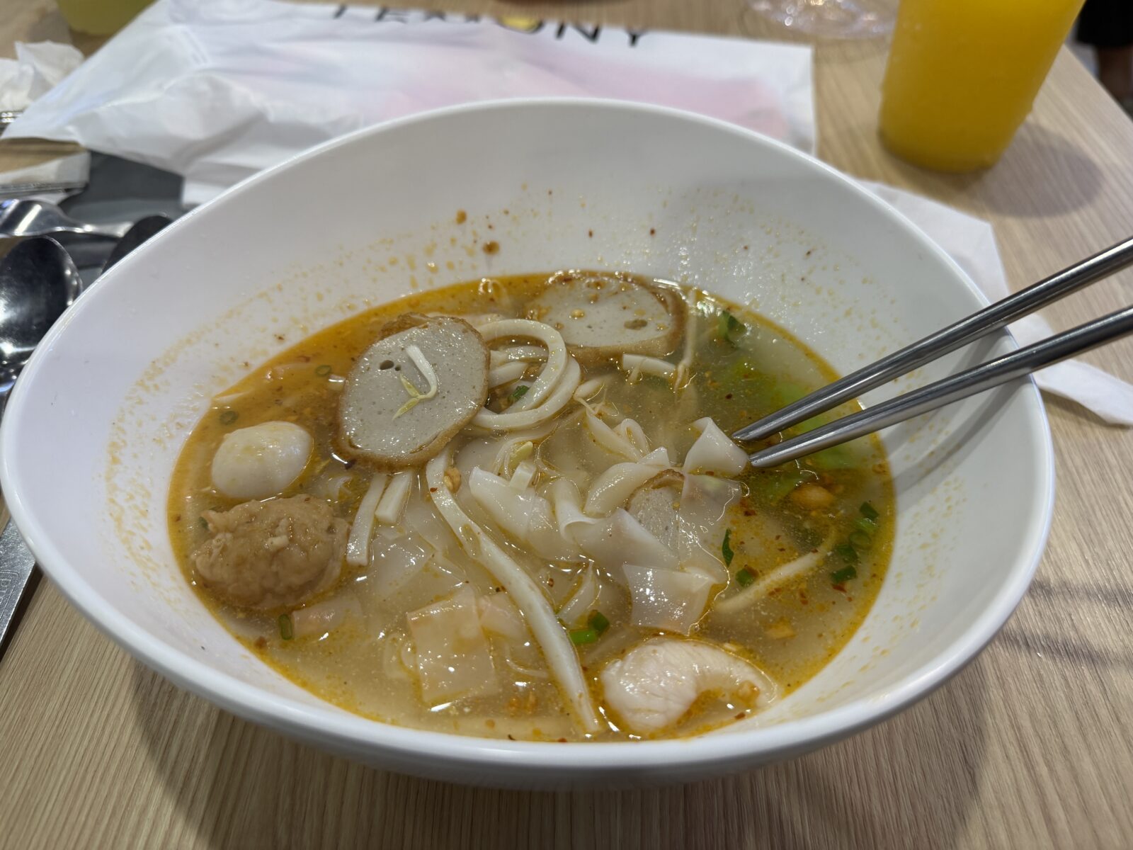 Pier21で注文したタイの麺料理。平打ち麺ともやしの入ったスープに、魚のすり身団子とエビが入っている