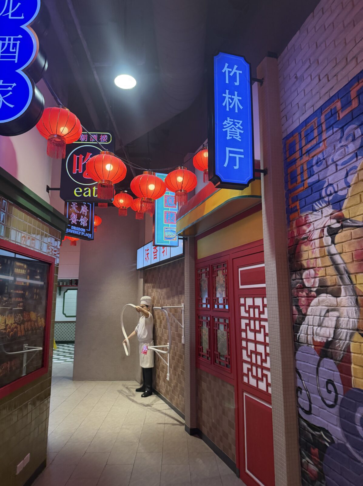Terminal21のPier21のトイレへ続く通路。赤い提灯が連なり、中華料理店を模した看板と壁画が並ぶ
