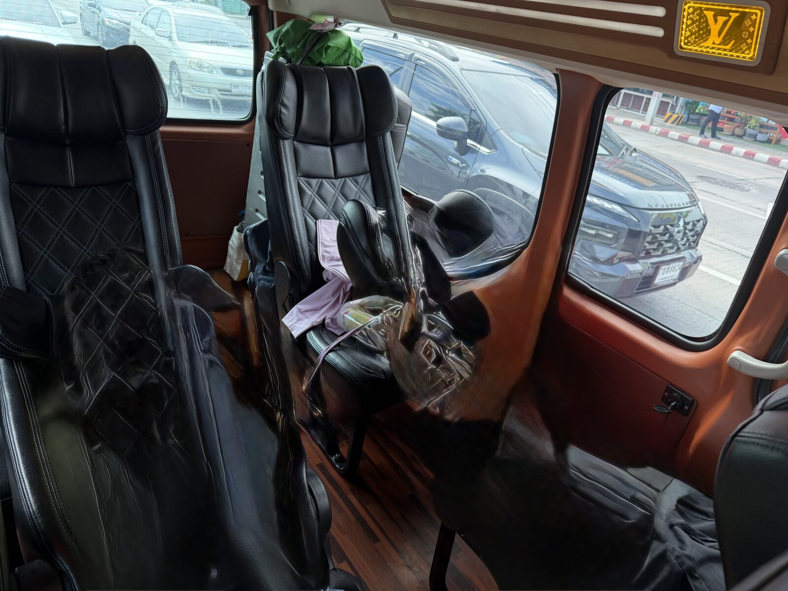 貸切チャーターの車内。黒い座席が並び、前方に飲み物が置かれている