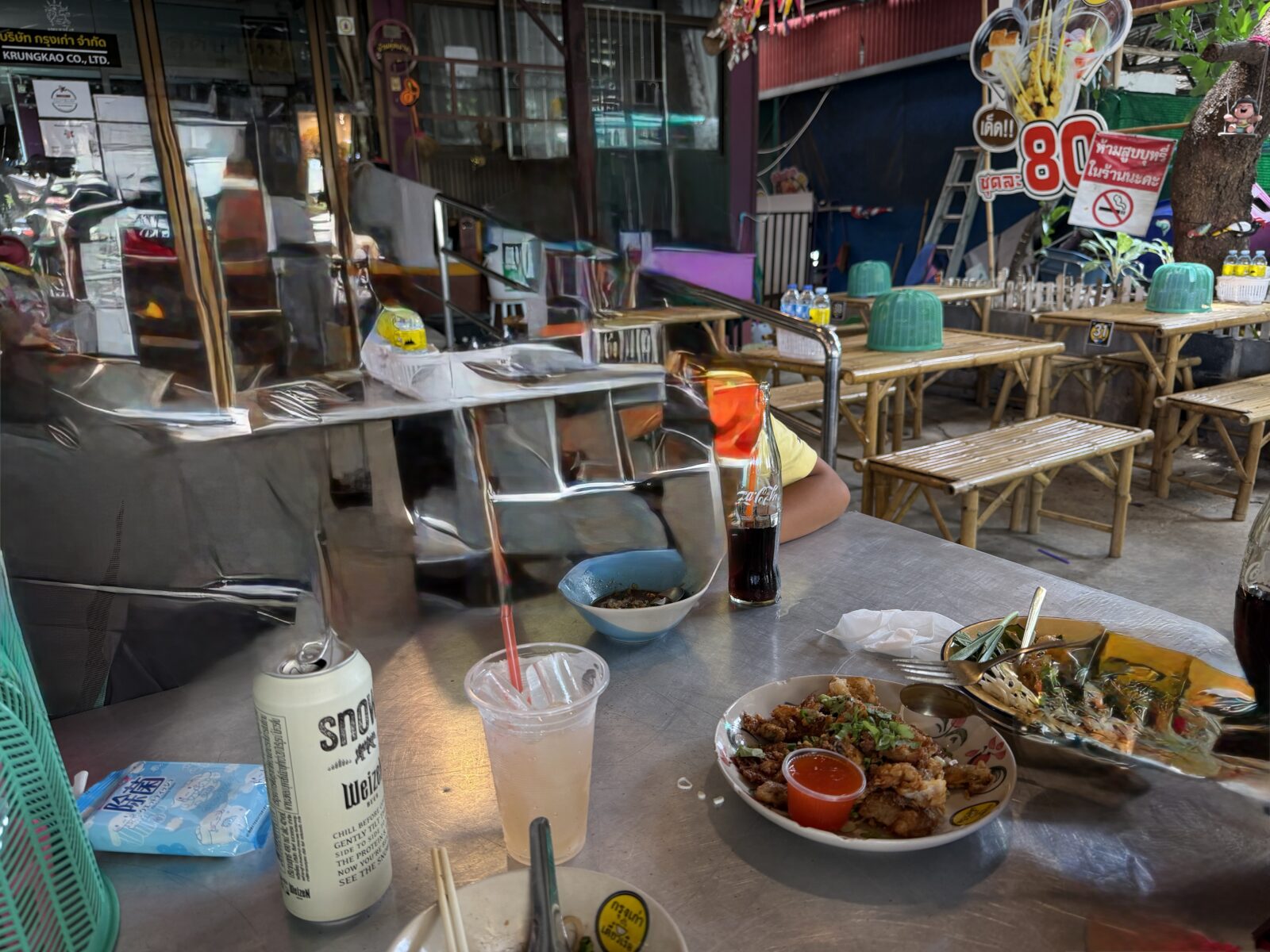 アユタヤのボートヌードル店のテーブル。小ぶりの器に入った麺のスープが数杯並んでいる