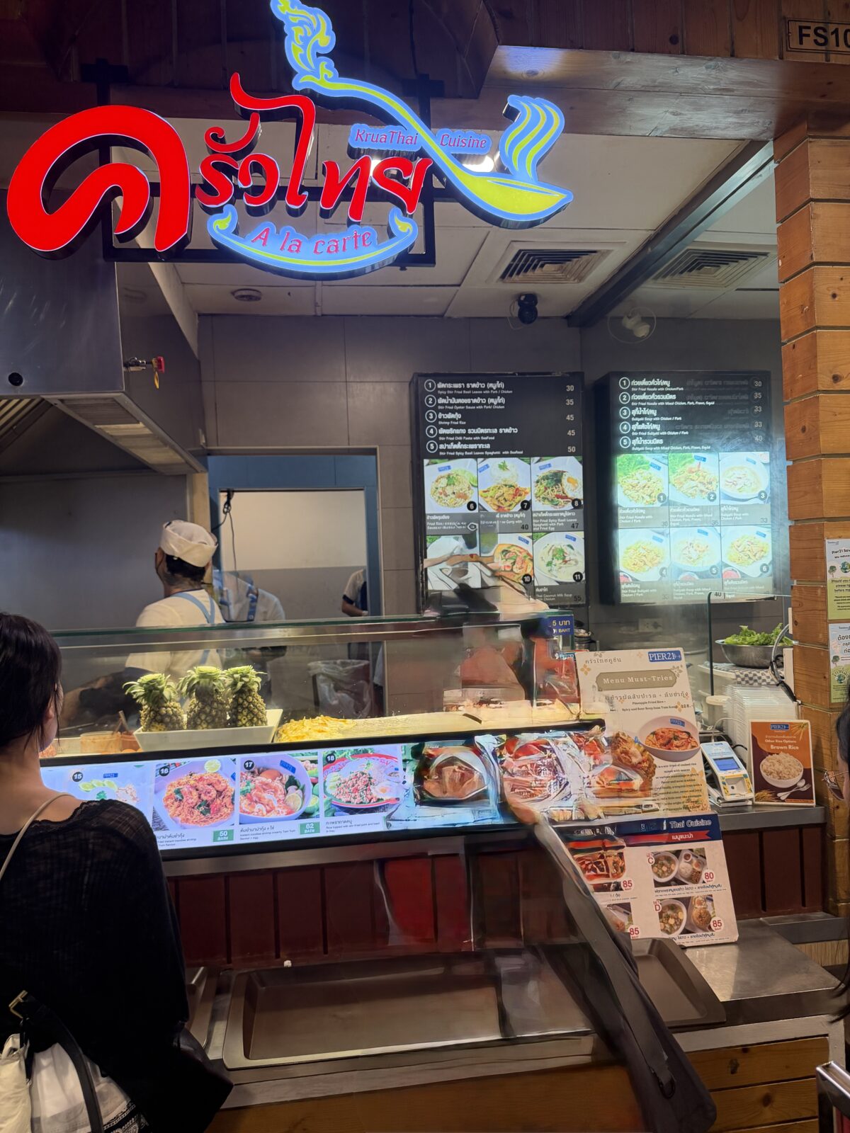 Pier21のフードコートの店。メニューの写真が並ぶカウンターで店員が調理している