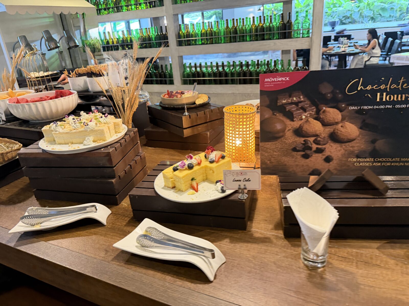 モーベンピックのチョコレートアワーの案内看板とケーキ。毎日16時から17時までと書かれている