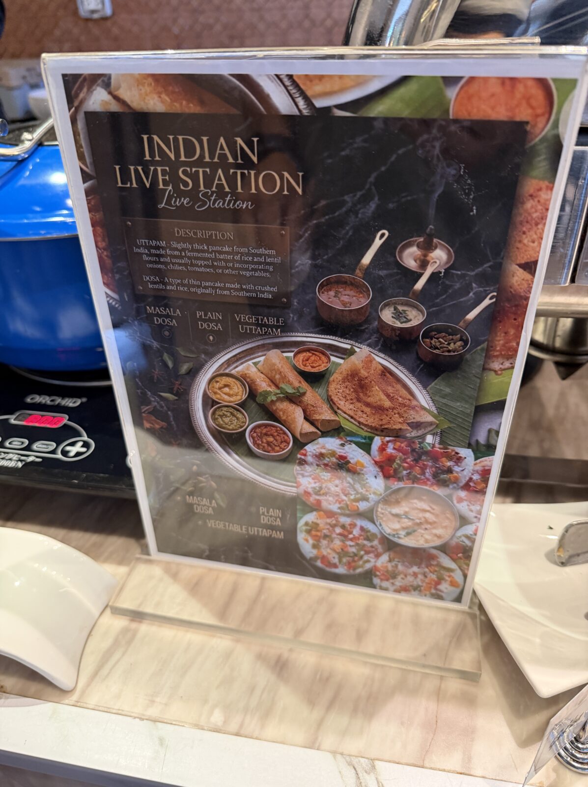 モーベンピックの朝食のインディアン・ライブ・ステーションの案内。インド料理の写真が並んだ看板