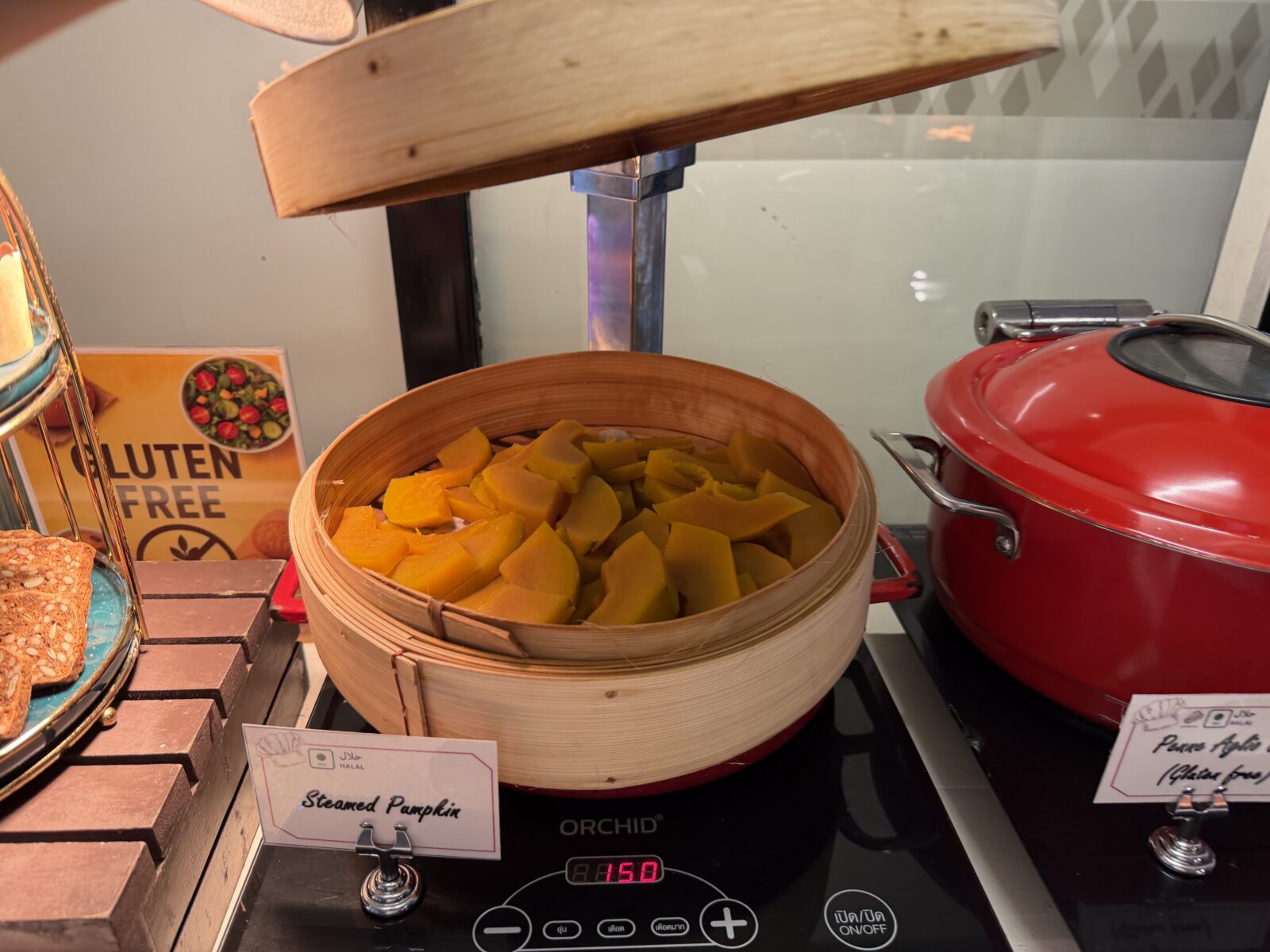 モーベンピックの朝食のグルテンフリー表示。蒸したかぼちゃの隣にGLUTEN FREEと書かれた札が立っている