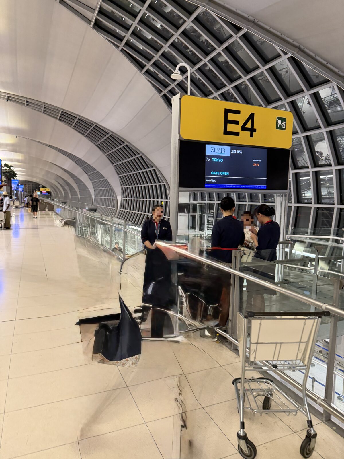 スワンナプーム空港のE4ゲート付近。曲面の天井とゲート番号の表示が見える