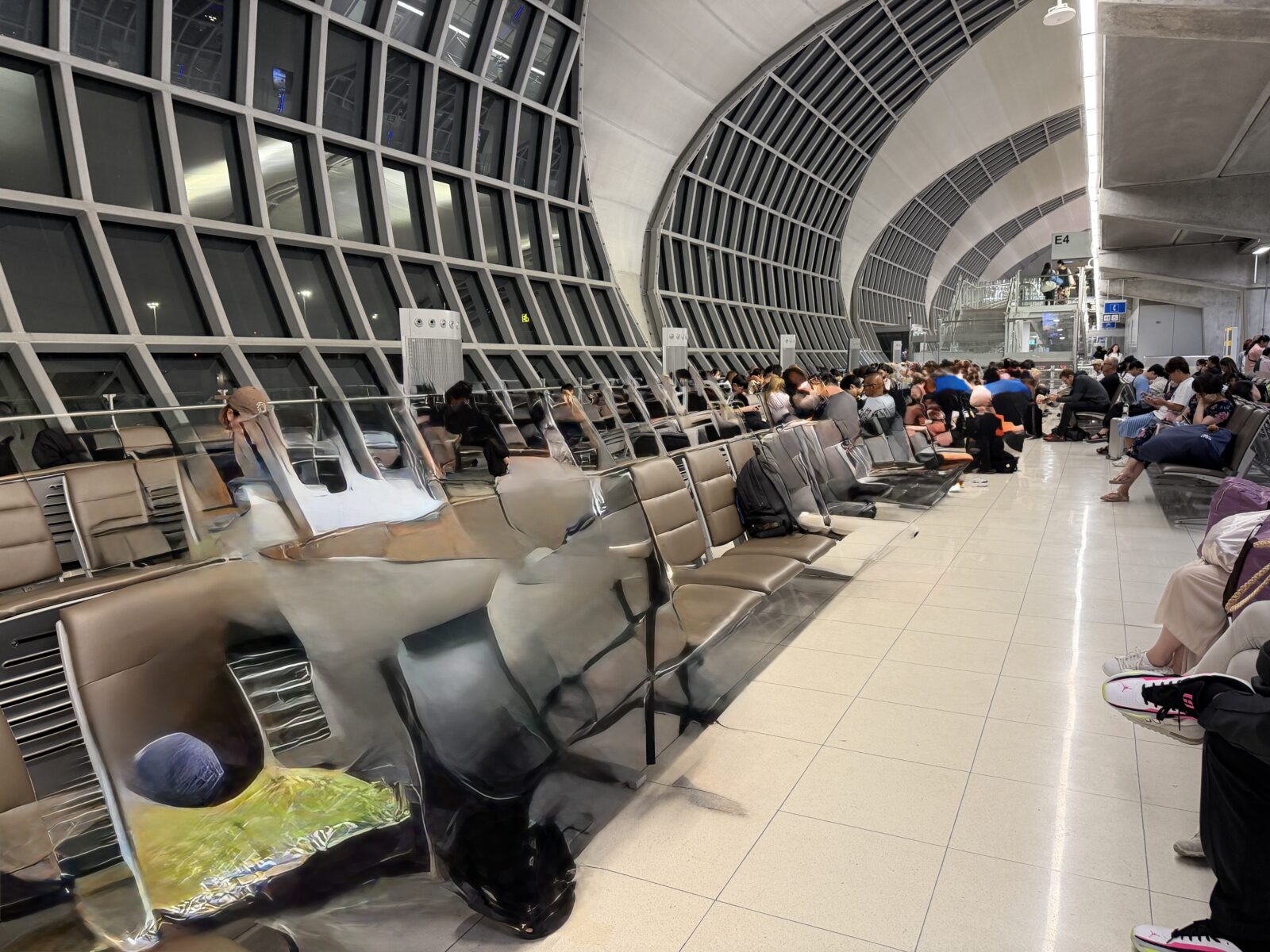 スワンナプーム空港の出発フロア。搭乗ゲートの案内表示と待合の座席が並ぶ