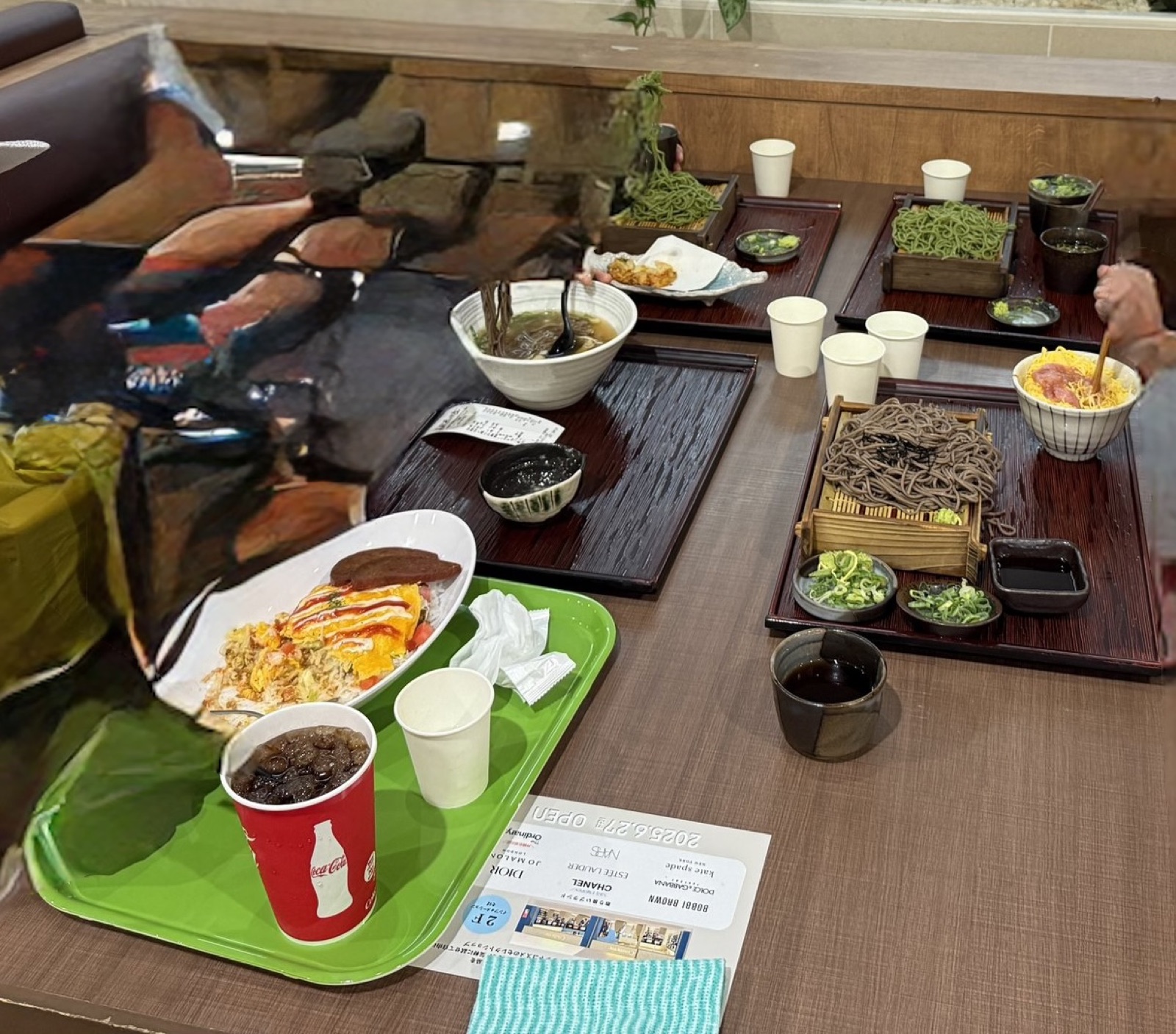 イオンモール沖縄ライカムのフードコートで食べた沖縄そば。木のトレイが人数分並んでいる