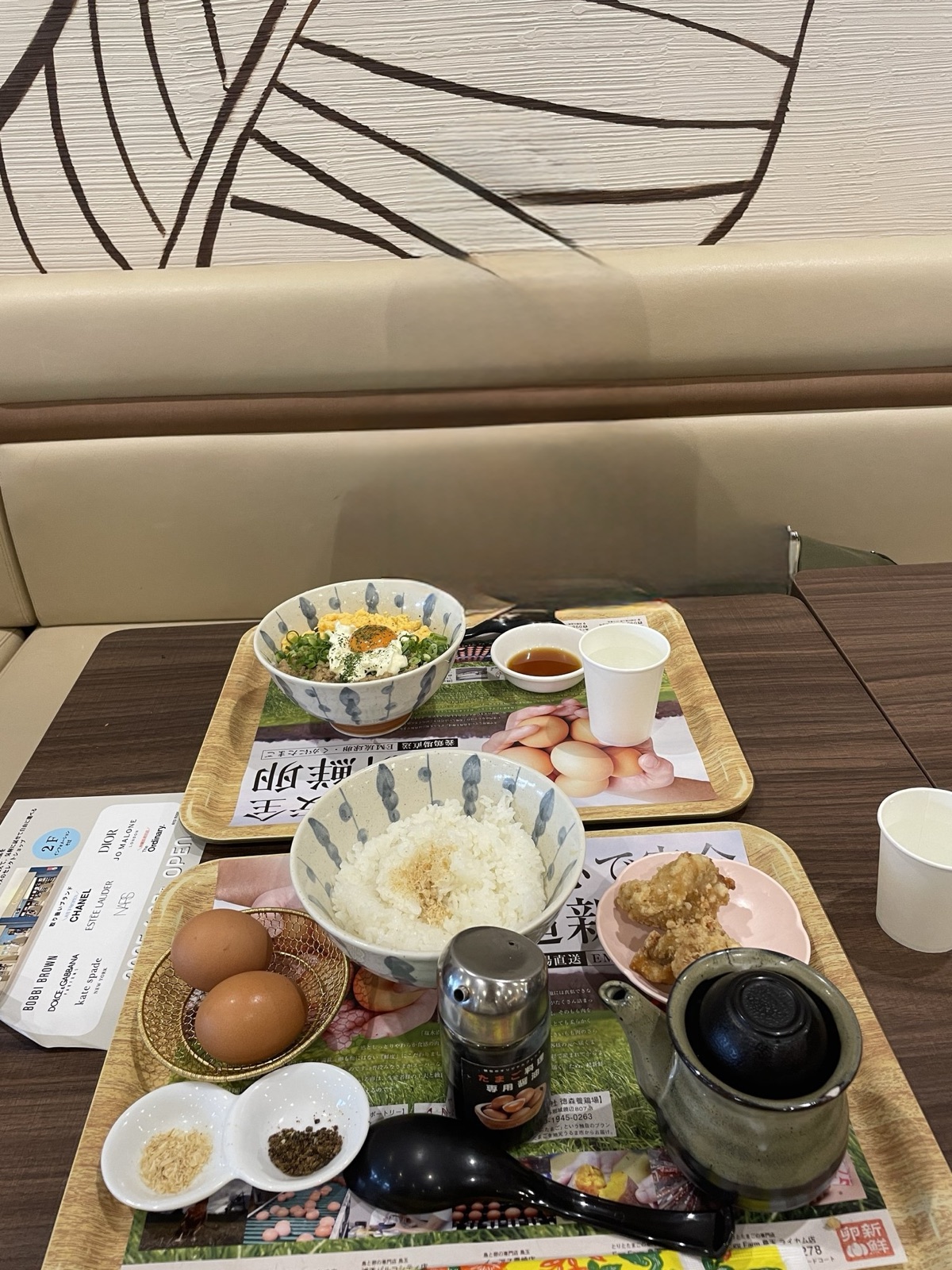 ショッピングモールのフードコートで食べた卵かけご飯。生卵2個と専用のしょうゆ、ふりかけがトレイに載っている
