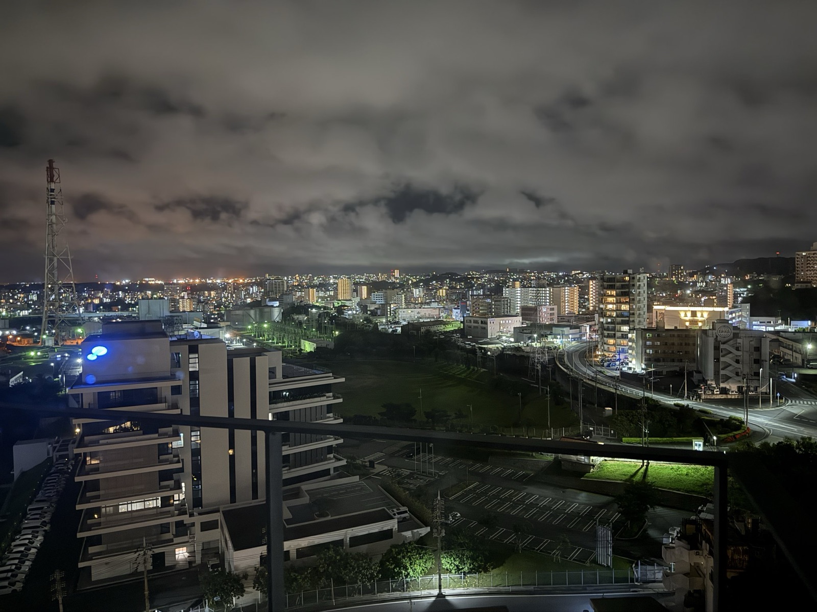 アラクージュ浦添から見た夜の街。ビルと高速道路に明かりがともっている