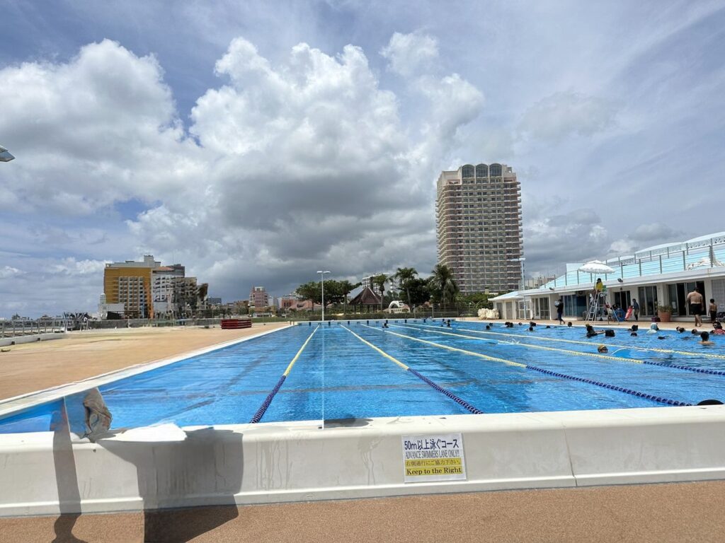 北谷公園水泳プールの海沿いの50mプール（2023年7月）