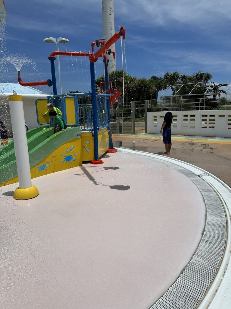 北谷公園水泳プールの、すべり台と噴水のある子ども向けプール（2023年7月）