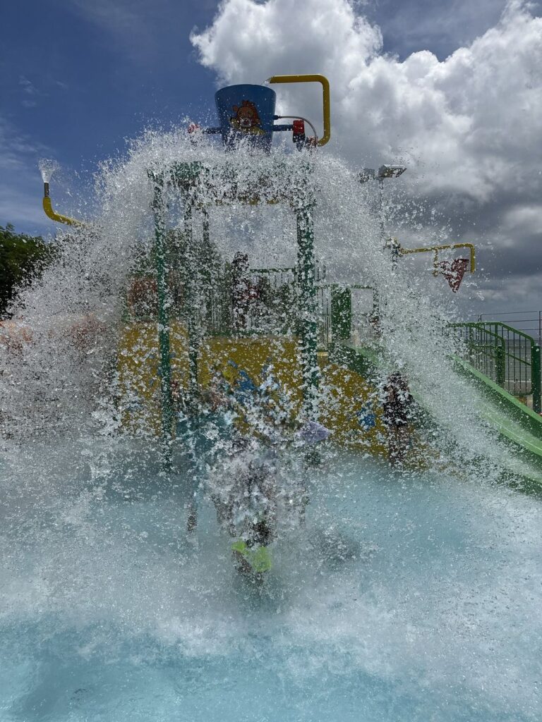 北谷公園水泳プールの大きいバケツから水が降ってくるところ（2023年7月）