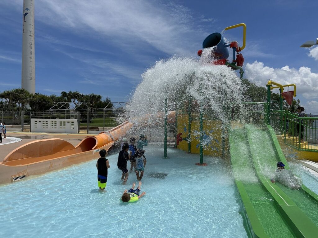 北谷公園水泳プールの、大きいバケツとすべり台のある子ども向けプール（2023年7月）