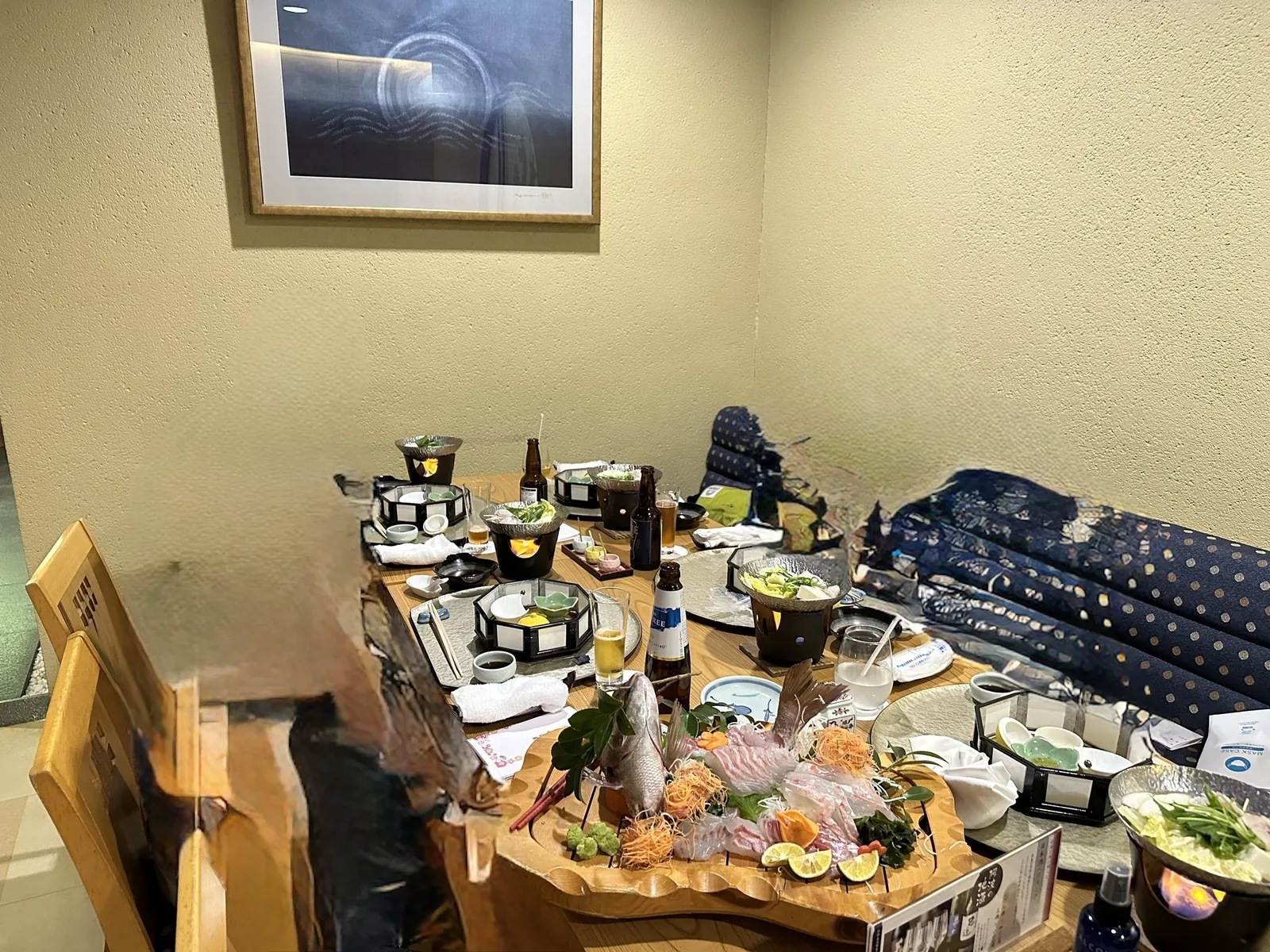 2泊目の和食の夕食。手前に鯛の頭が付いた舟盛り、奥に一人用の鍋が並ぶ