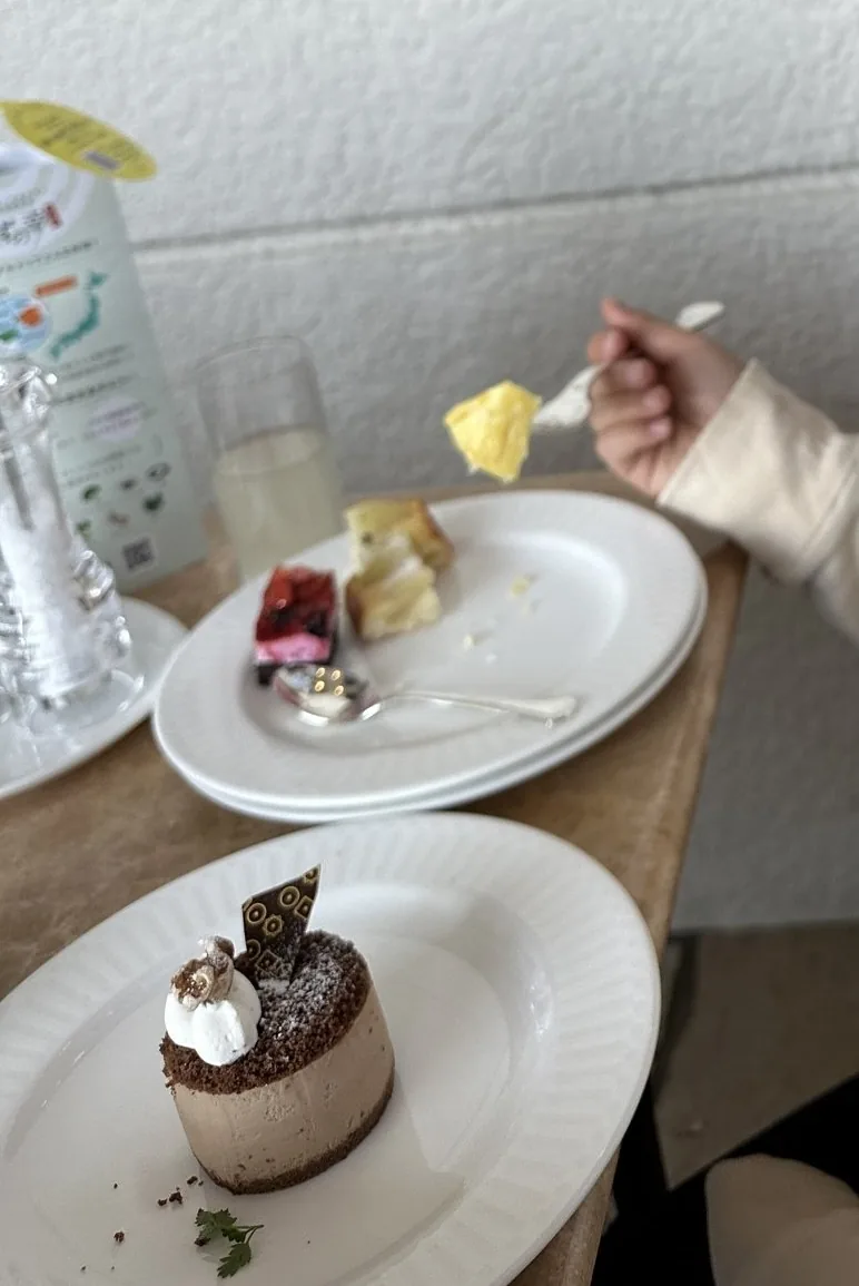 JTBラウンジで取ってきたチョコレートケーキとフルーツタルトの皿